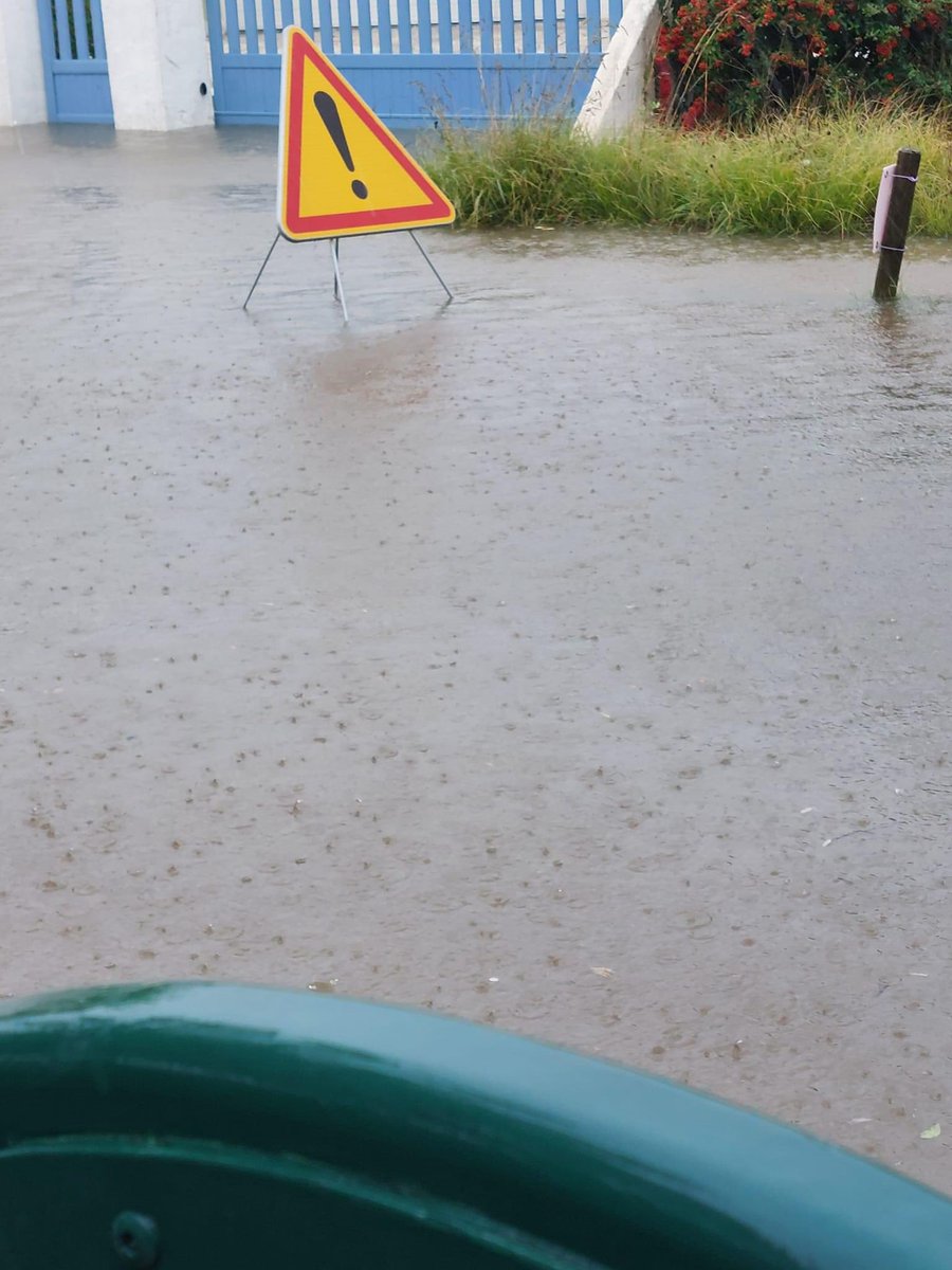 [DIRECT] #Kirk : les pluies abondantes provoquent des #inondations sur l’île de #Noirmoutier, en #Vendée, où la situation se complique avec de plus en plus de routes impraticables. Une crèche a dû être évacuée. Dans ce secteur, il est tombé plus de 80 mm de #pluie depuis le