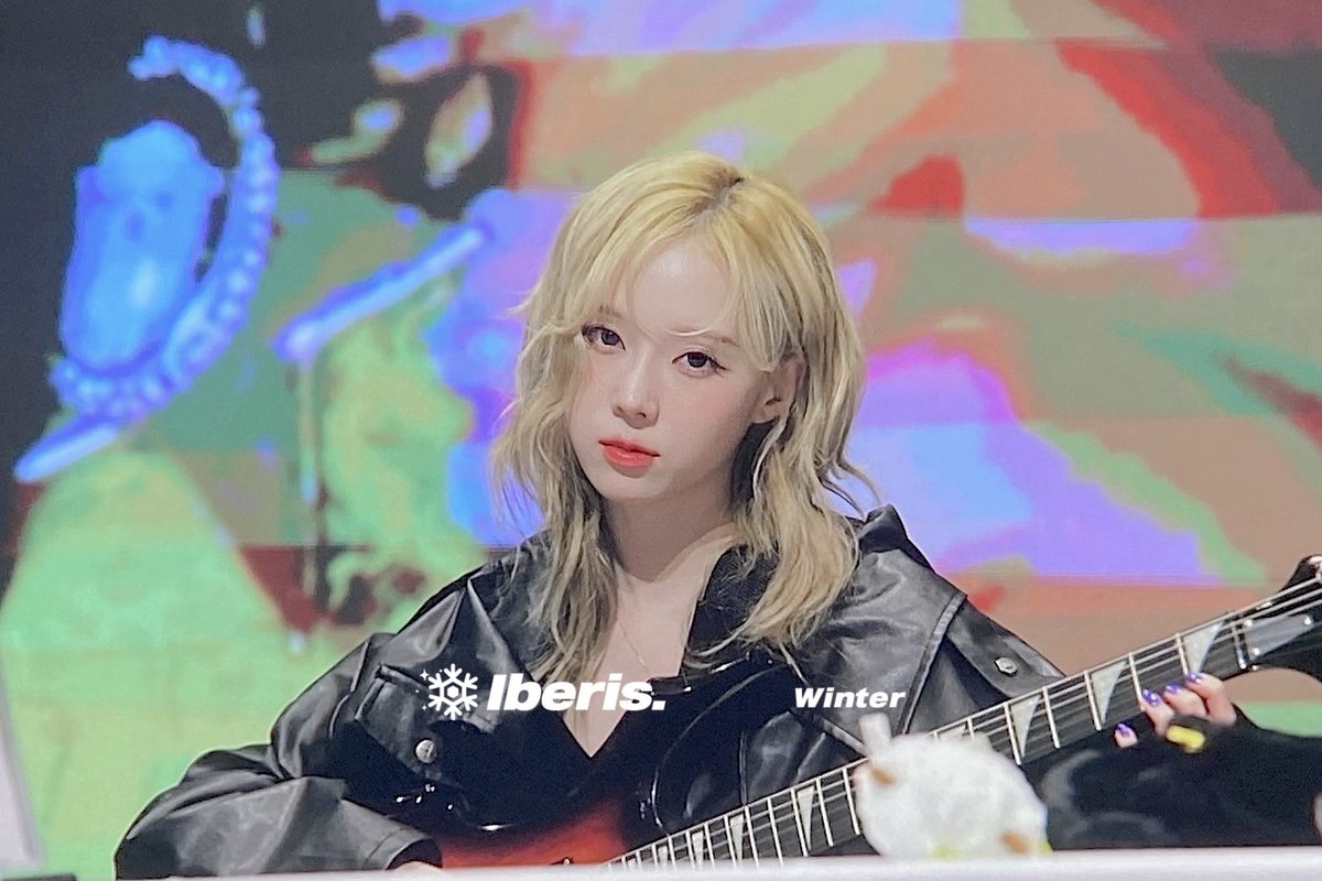 iberiswinter's tweet photo. 241009 🤘🏻🎸 #윈터 #winter #에스파 #aespa https://t.co/5eQSGxsK2d