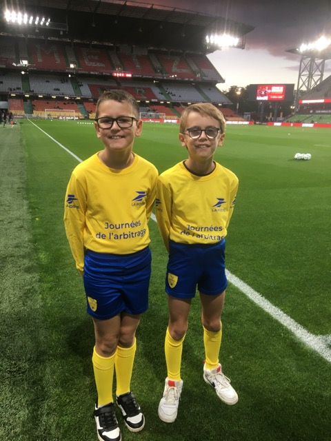#TousArbitres | Du 4 au 27/10, recrutement et fidélisation de jeunes générations au programme des Journées de l'arbitrage #LaPoste
🥳 Comme lors de <a href="/FCMetz/">FC Metz ☨</a> <a href="/AmiensSC/">Amiens SC</a> en <a href="/Ligue2BKT/">Ligue 2 BKT</a>, plusieurs initiatives seront menées
🙌 <a href="/GroupeLaPoste/">La Poste Groupe</a> est fier de soutenir les arbitres !
📷<a href="/FCMetz/">FC Metz ☨</a>