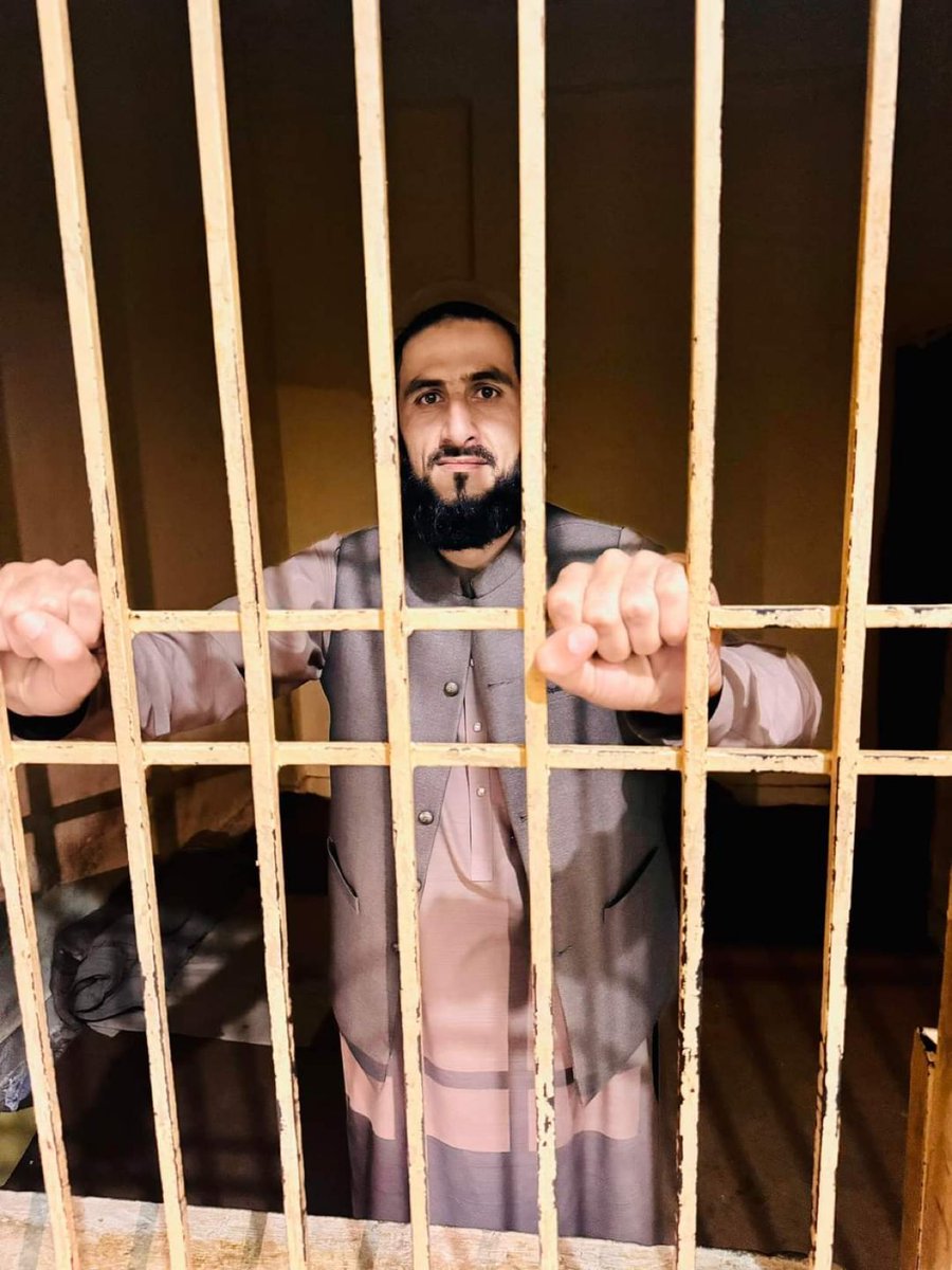 احسان نعیم ایک صحافی ہے پسماندہ علاقے سے ہے اسے پی ٹی آئی کی حکومت نے گرفتار کر لیا اسے رہا کریں  خود فاشسٹ ہیں اور انگلی دوسروں پر اٹھاتے ہیں 
 #ReleaseIhsanNaseem