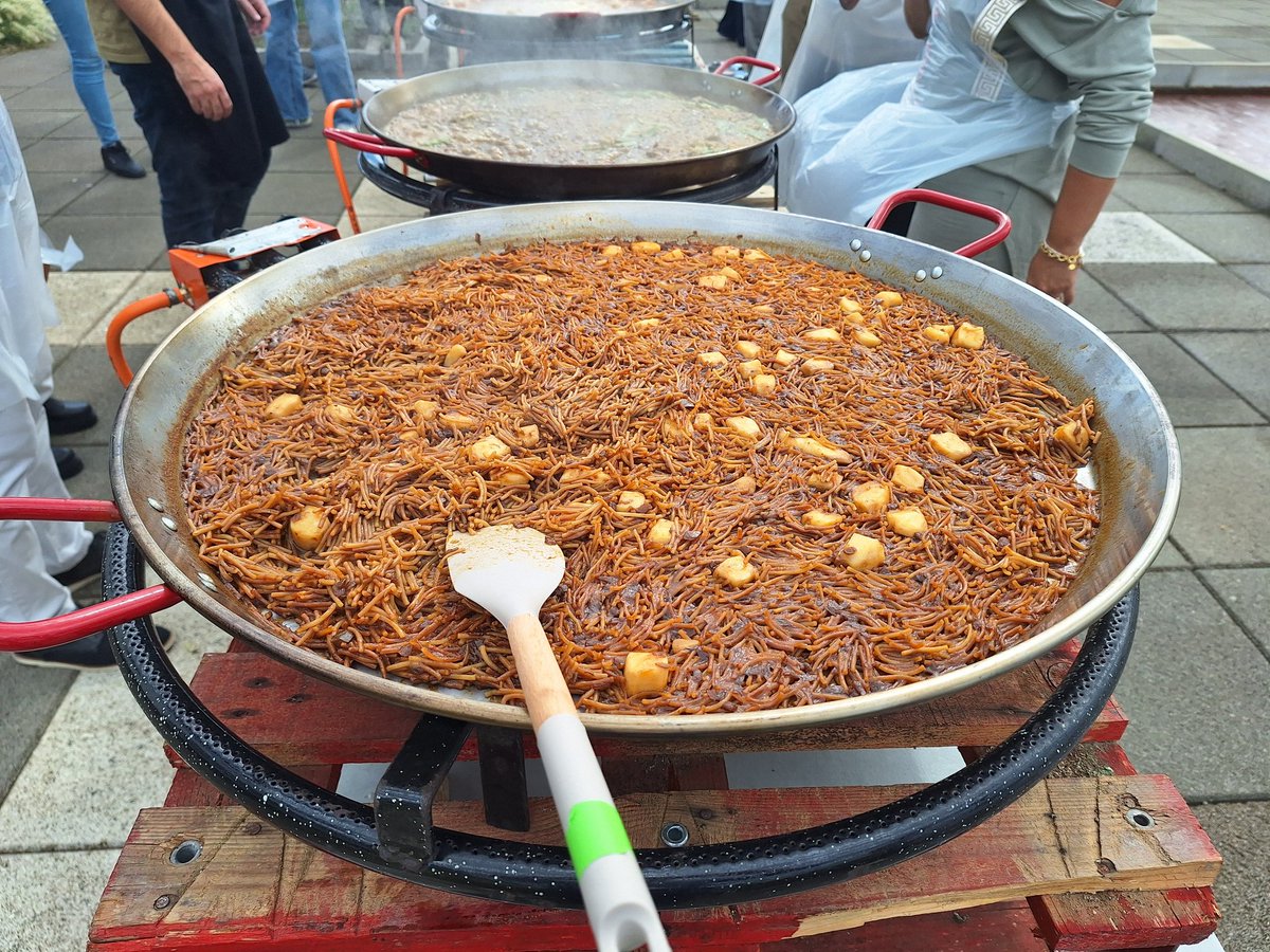 Time to lunch in the <a href="/localnutleg/">LOCALNUTLEG</a> project ... paellas and fideua thanks to <a href="/ConservesFerrer/">Conserves Ferrer</a> in <a href="/irtacat/">IRTA</a> FruitCentre #UnioNuts
