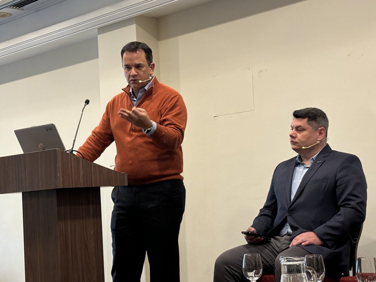 juan_opertti's tweet image. Un debate impostergable #AI aplicada al fortalecimiento de la cadena de suministro de #Uruguay #Hub #Logistico organizado por ⁦@Uy_Logistico⁩    y apoyado por la academia y sector privado ⁦@czfuy⁩ ⁦@asociacionZFA⁩ ⁦@UniversidadORT⁩