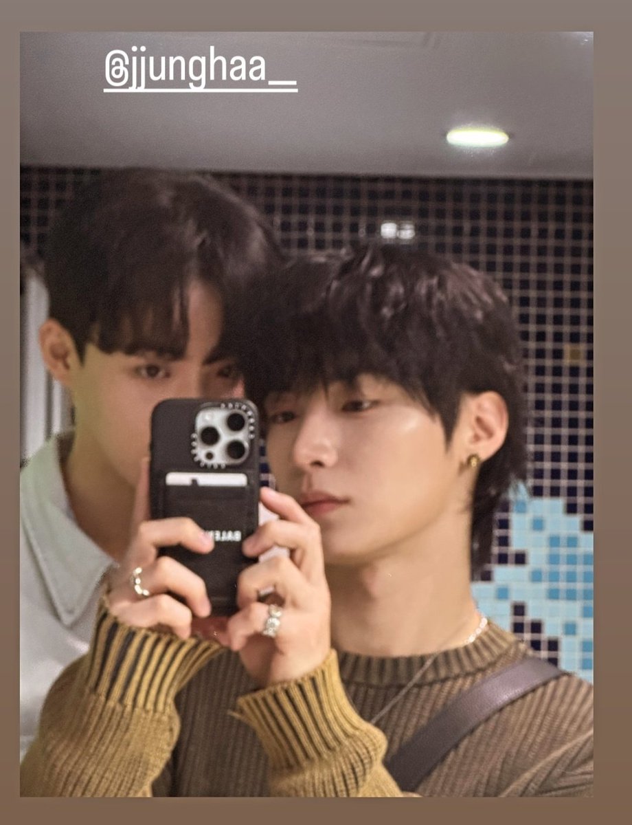 HANGYEOMLOOKS's tweet photo. OMG LOOK AT THEM 😭😭

#HANGYEOM #한겸 #송한겸 #OMEGA_X #오메가엑스 #Jazzfortwo https://t.co/6NSHVOzmEM