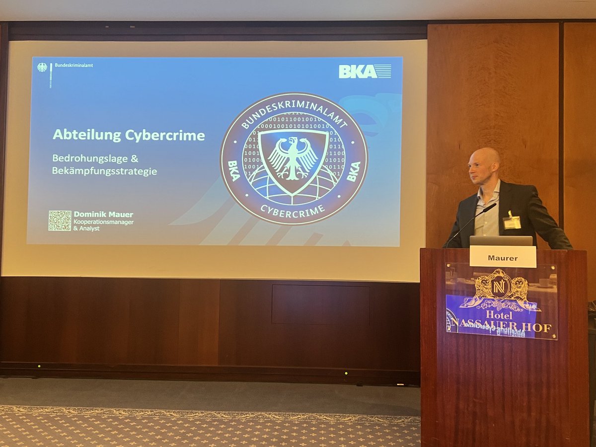 Uwe Proll (@prolluwe) on Twitter photo Seit 2020 arbeitet die Nationale Kooperationsstelle Cybercrime beim BKA.Dominik Mauer wirbt für Zusammenarbeit mit Länderpolizeien auf dem Polizeisymposium in Wiesbaden, da 90% Dunkelziffer.<a href="/BehoerdenNews/">Behörden Spiegel</a> <a href="/bka/">Bundeskriminalamt</a> <a href="/LKA_Hessen/">Hessisches Landeskriminalamt</a> <a href="/GdPPresse/">GdP Pressestelle</a> Seit 2020 arbeitet die Nationale Kooperationsstelle Cybercrime beim BKA.Dominik Mauer wirbt für Zusammenarbeit mit Länderpolizeien auf dem Polizeisymposium in Wiesbaden, da 90% Dunkelziffer.<a href="/BehoerdenNews/">Behörden Spiegel</a> <a href="/bka/">Bundeskriminalamt</a> <a href="/LKA_Hessen/">Hessisches Landeskriminalamt</a> <a href="/GdPPresse/">GdP Pressestelle</a>