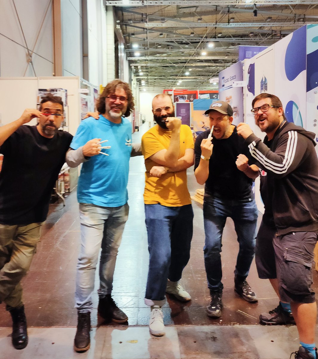 ¿Te puedes tomar una birra con una IA? Pues no. Otro argumento más para apostar por seres así de imperfectos. Faltan muchísimas personas para representar todo el talento que hay al sur de los Pirineos, pero vaya como homenaje a su trabajo y a las ganas que le ponen.