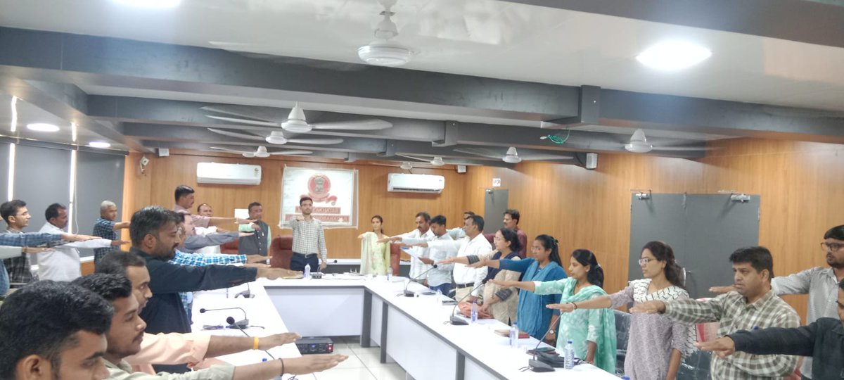 CollectorSRN's tweet photo. "સમૃદ્ધિ અને સ્વરોજગારના માર્ગે,
વિકસિત ભારતના સંકલ્પ સાથે!"

"સુરેન્દ્રનગર જિલ્લાના લખતર તાલુકામાં મામલતદાર કચેરી દ્વારા 'વિકાસ સપ્તાહ 2024' ની ઉજવણી કરવામાં આવી. આ અંતર્ગત 'ભારત વિકાસ પ્રતિજ્ઞા' લેવાઈ.
#VikasSaptah
#23yearsOfGrowth
@CMOGuj
@Info_SNagar_GoG
@DDOSURENDRANAGR https://t.co/QtQYMYTTmy