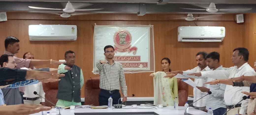 CollectorSRN's tweet photo. "સમૃદ્ધિ અને સ્વરોજગારના માર્ગે,
વિકસિત ભારતના સંકલ્પ સાથે!"

"સુરેન્દ્રનગર જિલ્લાના લખતર તાલુકામાં મામલતદાર કચેરી દ્વારા 'વિકાસ સપ્તાહ 2024' ની ઉજવણી કરવામાં આવી. આ અંતર્ગત 'ભારત વિકાસ પ્રતિજ્ઞા' લેવાઈ.
#VikasSaptah
#23yearsOfGrowth
@CMOGuj
@Info_SNagar_GoG
@DDOSURENDRANAGR https://t.co/QtQYMYTTmy