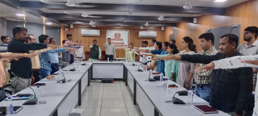 CollectorSRN's tweet photo. "સમૃદ્ધિ અને સ્વરોજગારના માર્ગે,
વિકસિત ભારતના સંકલ્પ સાથે!"

"સુરેન્દ્રનગર જિલ્લાના લખતર તાલુકામાં મામલતદાર કચેરી દ્વારા 'વિકાસ સપ્તાહ 2024' ની ઉજવણી કરવામાં આવી. આ અંતર્ગત 'ભારત વિકાસ પ્રતિજ્ઞા' લેવાઈ.
#VikasSaptah
#23yearsOfGrowth
@CMOGuj
@Info_SNagar_GoG
@DDOSURENDRANAGR https://t.co/QtQYMYTTmy