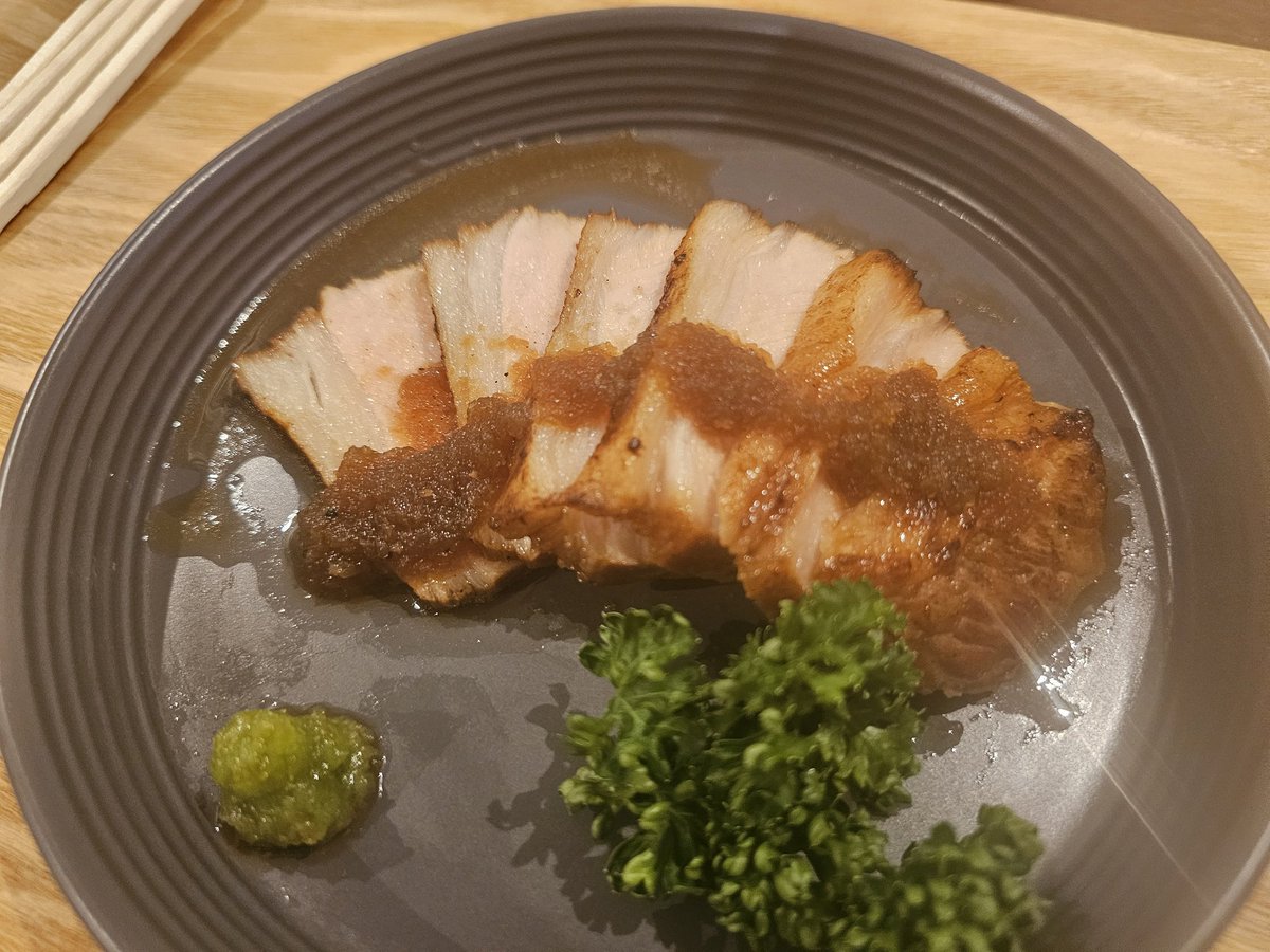 Krenaimanju's tweet photo. うひひひひ
昨日仕込んどいたローストポーク
完成しやした
ご飯食べ��けど味見……🐷←
#自家製ローストポーク https://t.co/2qGQKsZQks