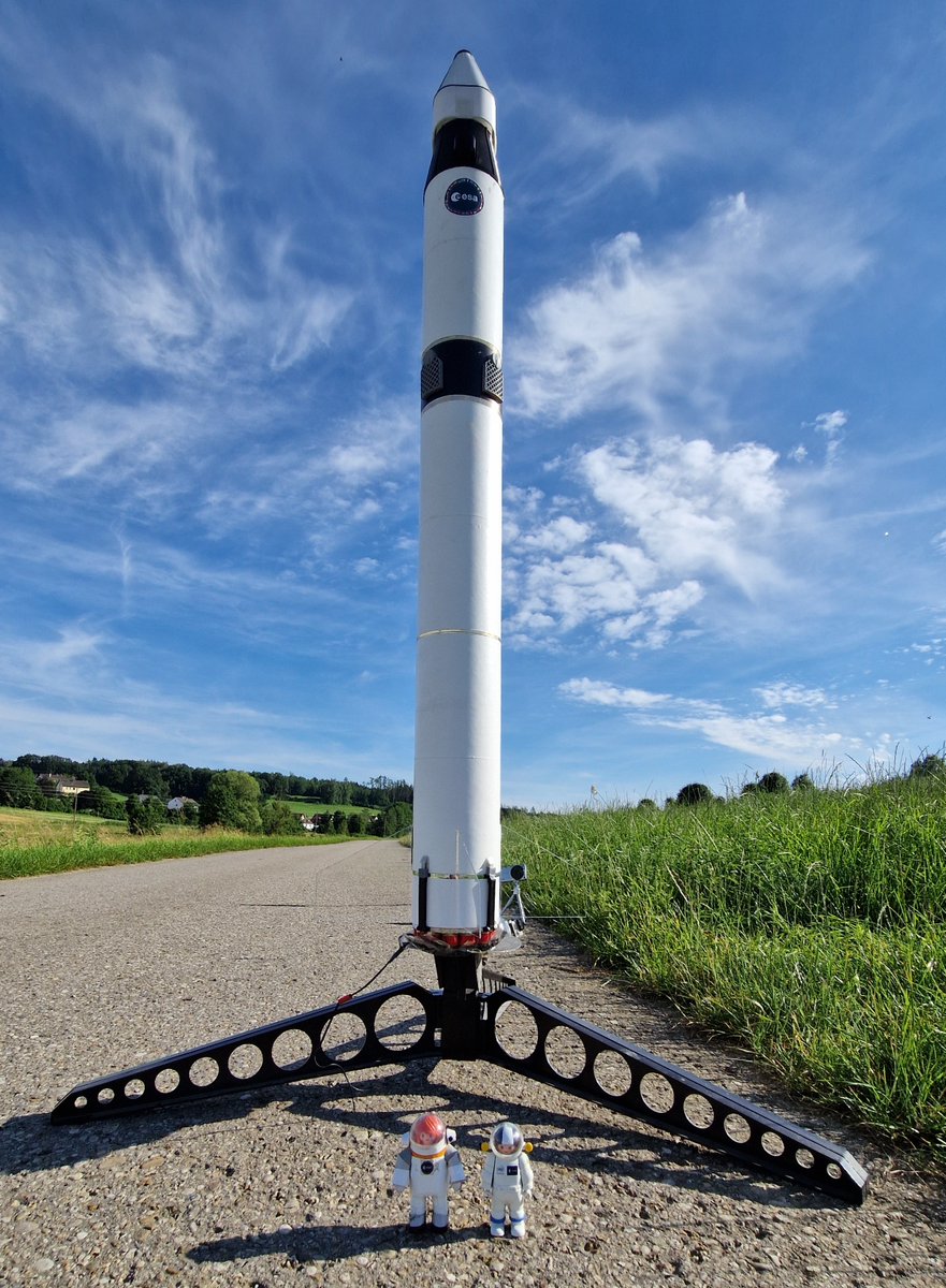 ... the huge reusable #ArianeHeavy launcher was designed by students during #ESASpaceCamp 2022. There is a very special payload on top for this 3rd test launch: a prototype of the European eXperimetal Crew Vehicle XCV ! 
#minilaunchers 🚀 #MoonDot 📷#STEAM #STEMEd #ESA