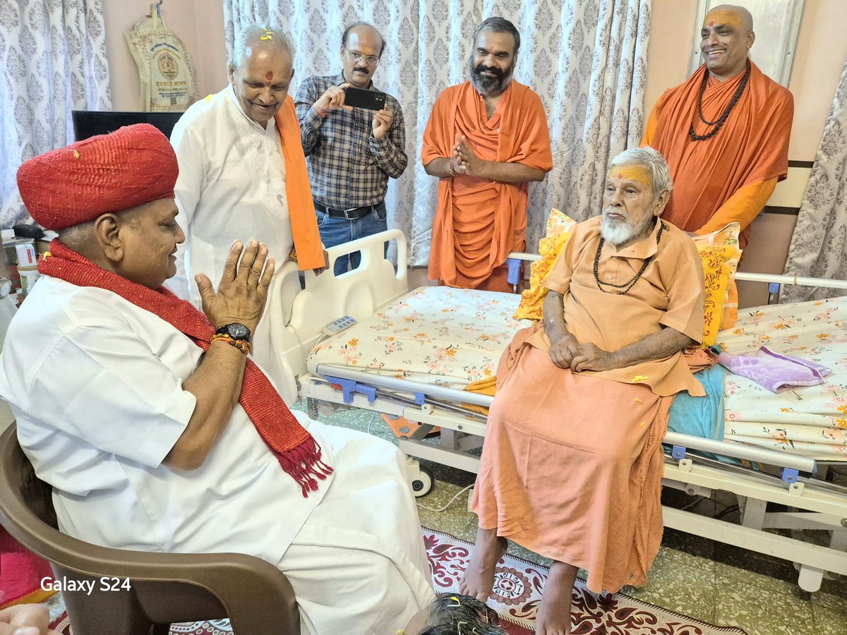 इंदौर भ्रमण के दौरान आज पुज्य गुरुदेव संत श्री कमल किशोर जी नागर मां अन्नपूर्णा के दर्शन लाभ प्राप्त करते हुए और अन्नपूर्णा आश्रम के स्वामी जी से चर्चा करते हुए।