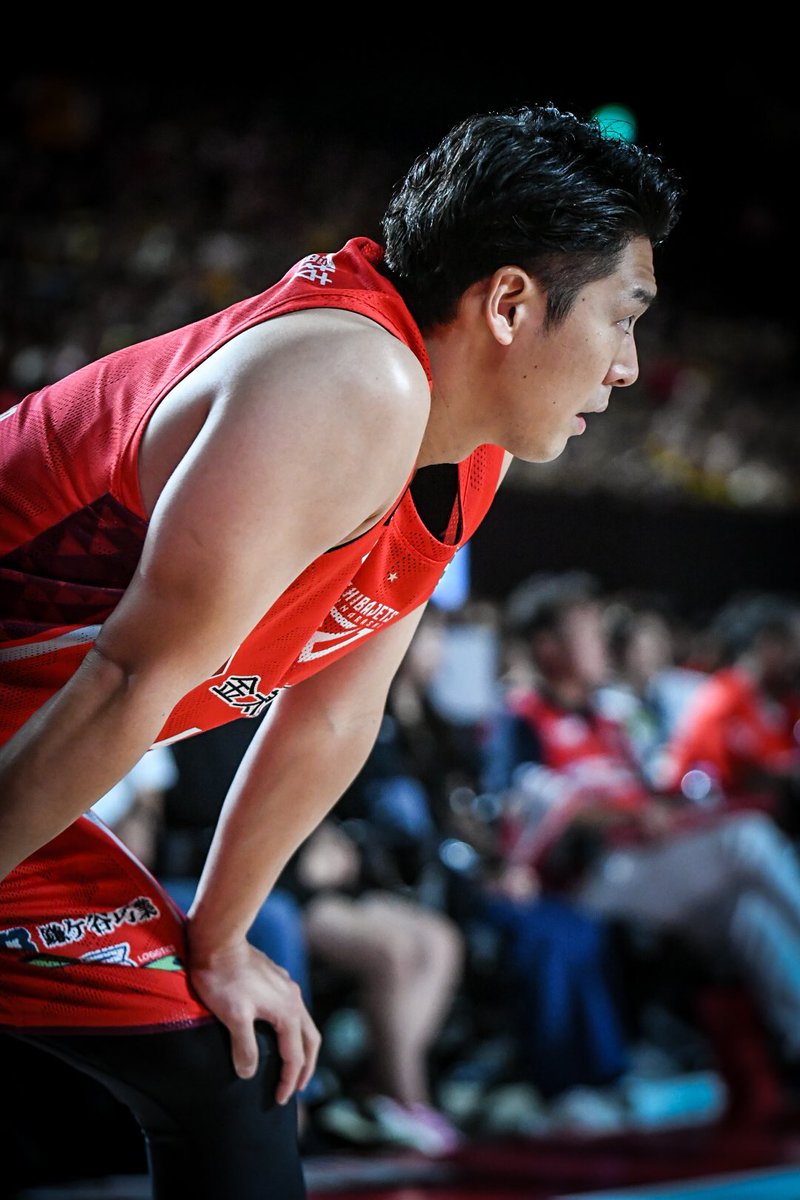 CHIBAJETS's tweet photo. 【広報のこぼれ話】

先日の宇都宮戦後の記者会見でのこと。

プレーだけでなく、オフコートの振る舞いで広報の心をわし掴みにした選手がいた。

田代直希選手だ。

会見に呼ばれた田代選手は、会見室に入り席について「よろしくお願いします」と一礼。各メディアからの質問にユーモアを交えつつ答え、会見が終わり「ありがとうございました」と席を立った。

ここまではよく見る会見場でのワンシーンである。だが、広報が心を掴まれる出来事はその直後に起こった。

会見場のドアの前まで行ったところで、田代選手はおもむろに振り返ると「今シーズンもよろしくお願いします」とメディアの皆さんへもう一度頭を下げたのだ。

試合後、選手達は想像以上に疲労している。メディア対応もプロとしての仕事の内とはいえ、取材をお願いする立場としても気を遣う場面だ。

それほど消耗している中で、部屋を退出する際に再度メディアの方達へ向けた気遣いと、Bリーグを盛り上げるために今シーズンもぜひメディアの皆さんのチカラを貸してくださいというメッセージを送れることがどれだけ素晴らしいことか。

恐らく、これを田代選手が読んだら「恥ずかしいからやめてくださいよ〜」と言うかもしれない。だが、選手のこんな一面を目の当たりにして黙ってられないのが千葉ジェッツの広報なのよ。ごめんねタッシー。

試合でエナジー溢れるプレーをみせ、ヒーローインタビューでは「船橋のためにすべてを尽くしたい」という名言を残し既に心を掴まれた方も多くいるかと思う。

琉球ゴールデンキングスという素晴らしいチームで長年活躍し、多くの方に愛されてきた理由が改めて分かった気がした。

そんな彼の魅力は、皆さんから見えない舞台裏でも発揮されていたのだ。それを皆さんにどうしてもお伝えしたかった。長文を読んでいただきありがとうございました。

#chibajets #Bリーグ #千葉ジェッツ #田代直希 #オフコートキャプテン #田代沼 #沼る