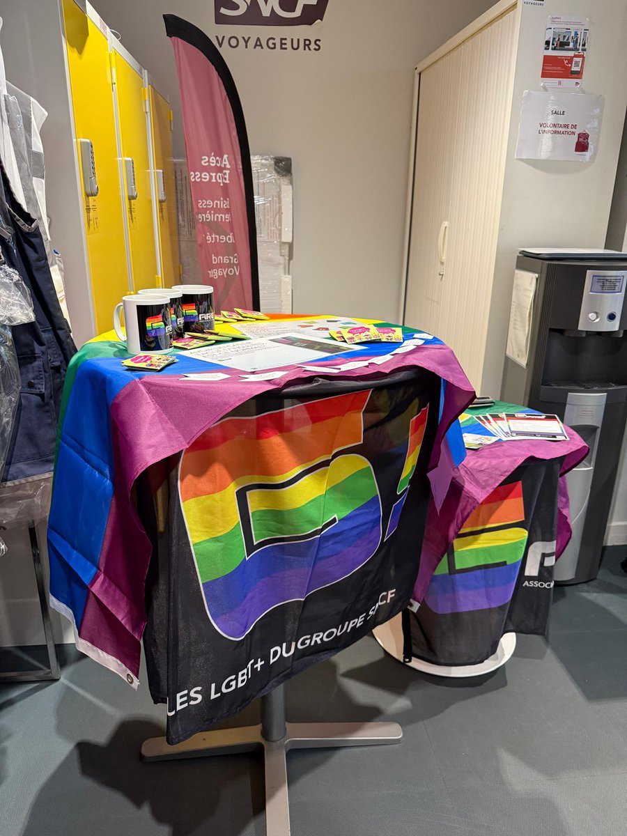 GareLGBT's tweet photo. Nous étions aujourd’hui au COEG de la gare de Paris Montparnasse pour tenir un stand à l’occasion d’une tournée light de l’exposition SNCF Mixité. Toujours au rendez-vous de la lutte contre les discriminations 🏳️‍🌈 https://t.co/YwJDN45oFZ