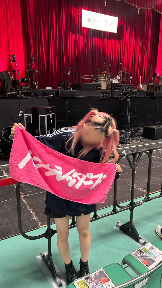 39___mx's tweet image. ハンブレッダーズ武道館
今日が来るの本当にずっと楽しみにしてたからこそ明日から何を楽しみに学校頑張ればいいか分からないくらいには楽しくて大号泣だった😭
まことちゃんとの連番やっぱり楽しいし毎回過去1更新してて最高ありがとう🥹