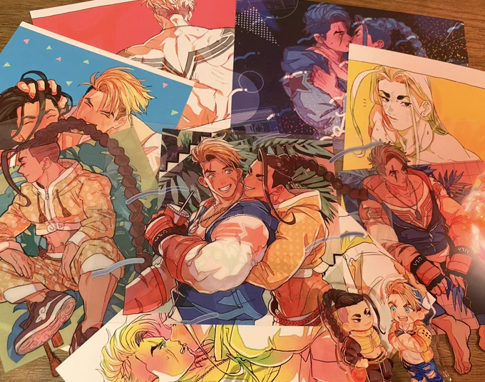 10/27に配布予定のポスカセット、こんな感じ+寄稿していただいた素敵絵にオマケが付けれたら良いなぁ…て感じです!クリアポスカが思ったよりペラペラだったけどとても良い感じ、印刷所様に感謝まだ時間あるしもう少し頑張ってきますー!