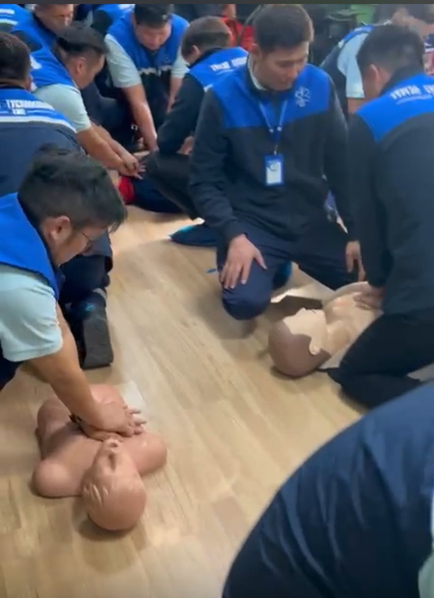 Big day 3 in UB, 🇲🇳 with our 103 🚑 Assistants! 

With fellow #EMSGlobal volunteer #paramedics Tania &amp; Dolly we delivered skill stations in airway management, circulation control &amp; high quality #CPR. 

More great enthusiasm &amp; passion for learning today

ems-global.org