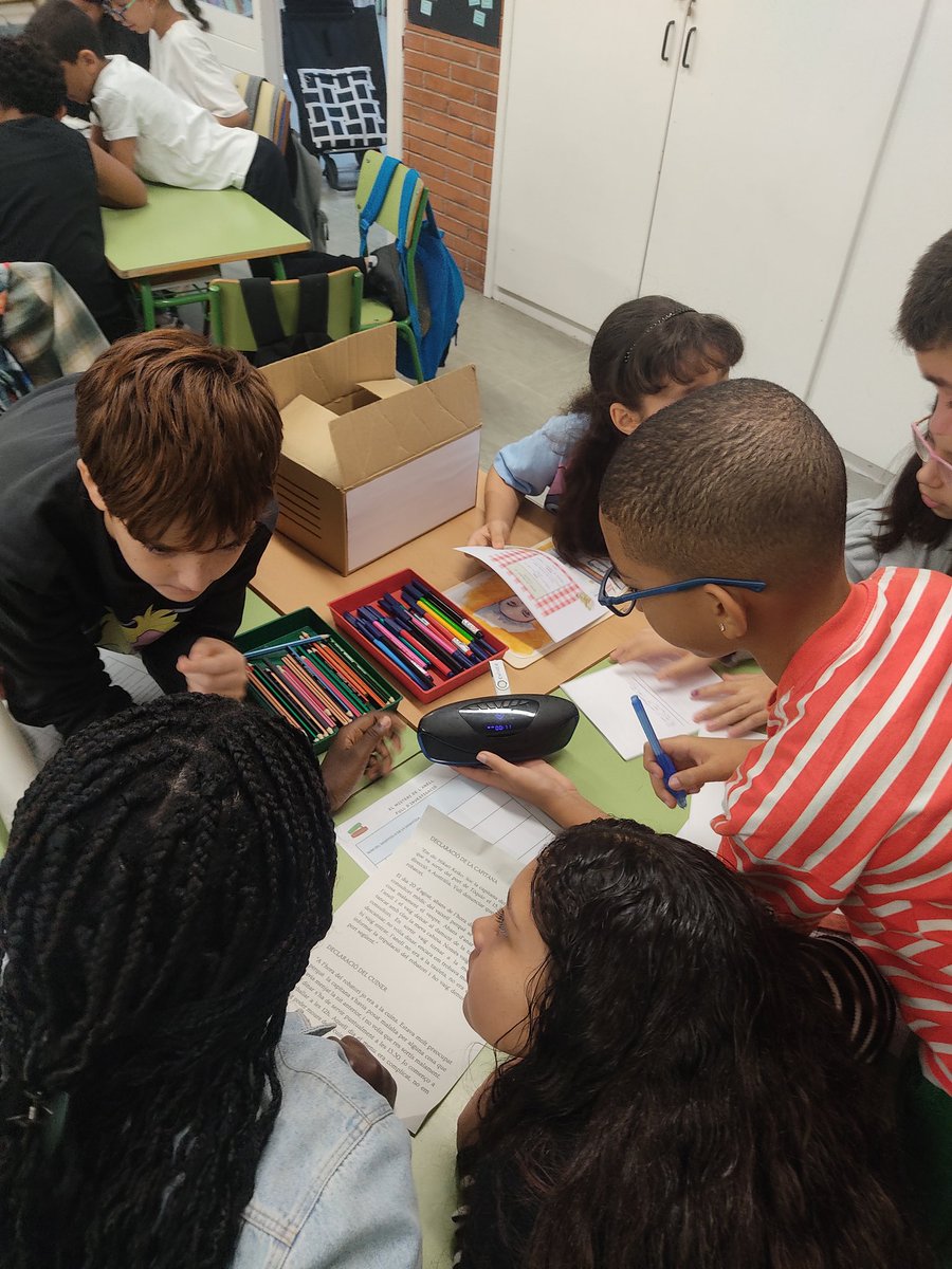 Avui hem tornat a les activitats de lectura per a escoles.  Alumnes de 5è i 6è de l'escola Ausiàs March han fet de detectius per resoldre "el místeri de l'anell"🕵️‍♂️🕵️‍♀️🔍