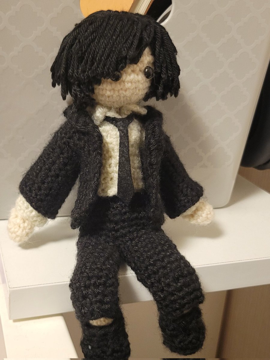drm_knsu4's tweet photo. 宮本浩次さんのあみぐるみを作ってみた！
上着は着脱可能で、手足も自由に動く💃
すごいクオリティ高いわけじゃないけど、わりと頑張った方！ https://t.co/BRe2OuJXxE
