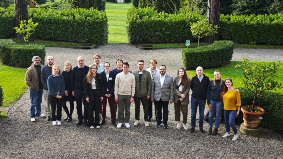 Gerda Henkel Stiftung (@henkelstiftung) on Twitter photo Austausch über Europa: Zum dritten Mal haben die <a href="/Villa_Vigoni/">Villa Vigoni</a>, die <a href="/SGenshagen/">Stiftung Genshagen</a> und die Gerda Henkel Stiftung Stipendiatinnen und Stipendiaten zu einem Workshop an den Comer See eingeladen, um über Europa, Öffentlichkeit und demokratische Kommunikation zu diskutieren. Austausch über Europa: Zum dritten Mal haben die <a href="/Villa_Vigoni/">Villa Vigoni</a>, die <a href="/SGenshagen/">Stiftung Genshagen</a> und die Gerda Henkel Stiftung Stipendiatinnen und Stipendiaten zu einem Workshop an den Comer See eingeladen, um über Europa, Öffentlichkeit und demokratische Kommunikation zu diskutieren.
