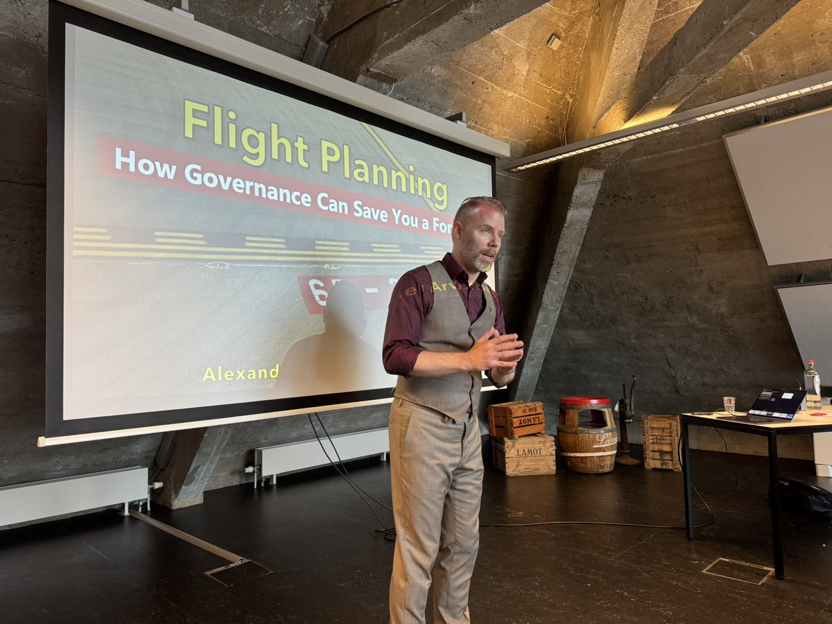 The governance topic is always great! Today, <a href="/arcticdba/">Alexander Arvidsson (he/him)</a> is just about to start talking about it 🤩 at <a href="/datamindsbe/">dataMinds</a>