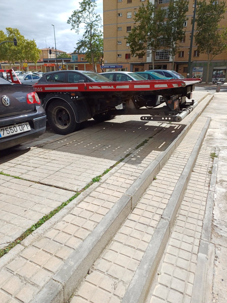 DjKasas's tweet photo. Por cierto vaya imagen de @MAPFRE_ES Lamentable que aparquen así sus vehículos en zonas residenciales. https://t.co/R9RHOqjtN5
