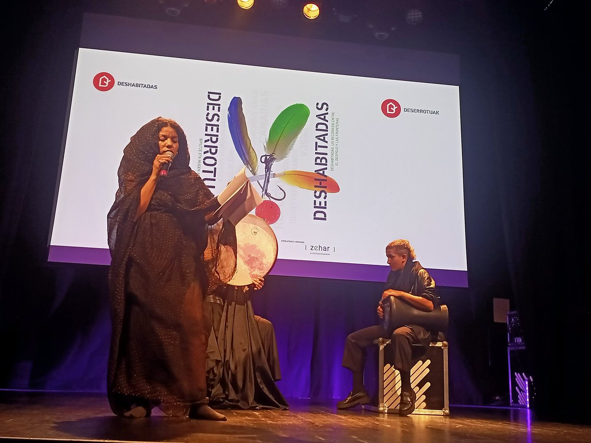 zehar_e's tweet photo. @DefensorPuebloE @deusto @smhumanitario @Sos_Arrazakeria @CelisRaquel Cierra las jornadas Tfarrah, y su fuerza poética. "Soy una mujer árabe, negra, y nosotras venimos en todas las tonalidades de la ira". https://t.co/DU4NX118gD