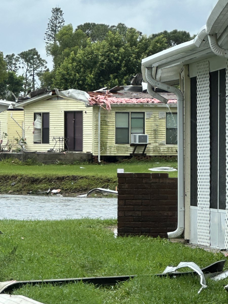 Damage to homes in the Lake Fairways community in North Fort Myers #HurricaneMilton 

📸: <a href="/oliviajeantv/">Olivia Jean</a>
