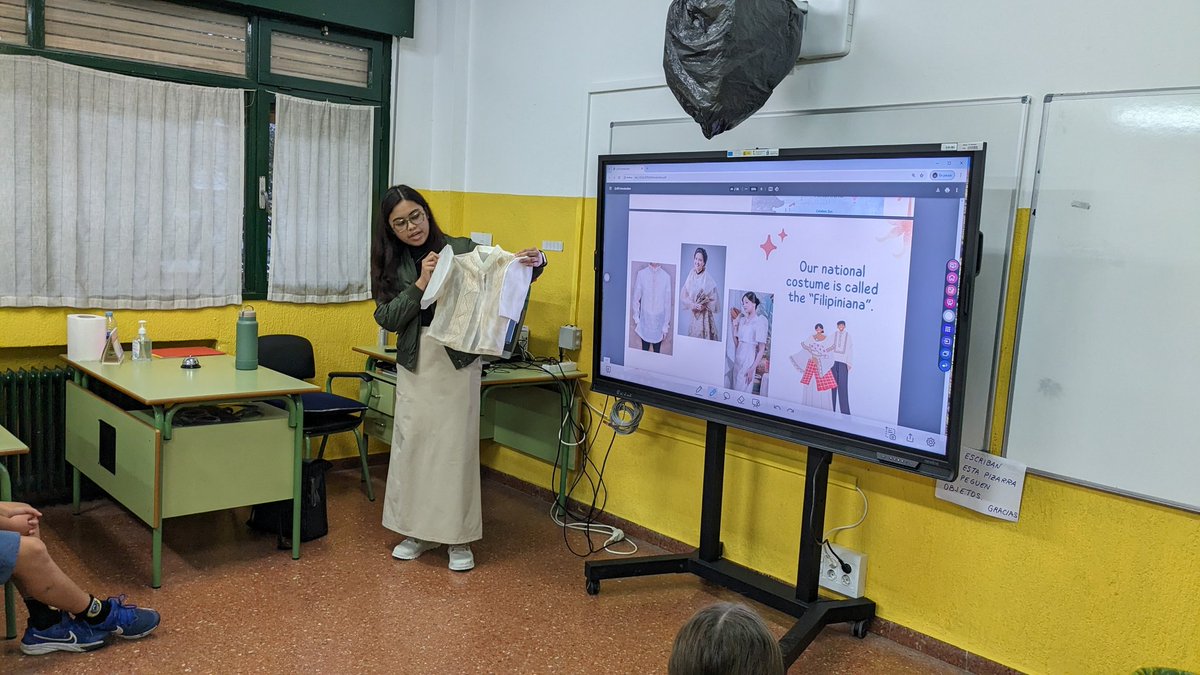 cpbaudilio's tweet photo. Hoy hemos dado la bienvenida a nuestra nueva auxiliar de conversación. Su nombre es Nico y viene desde Filipinas.  Hoy se ha presentado y nos ha contado muchas cosas sobre su país. Welcome to Baudilio Arce!!!😄 https://t.co/fBqmuEeFLD