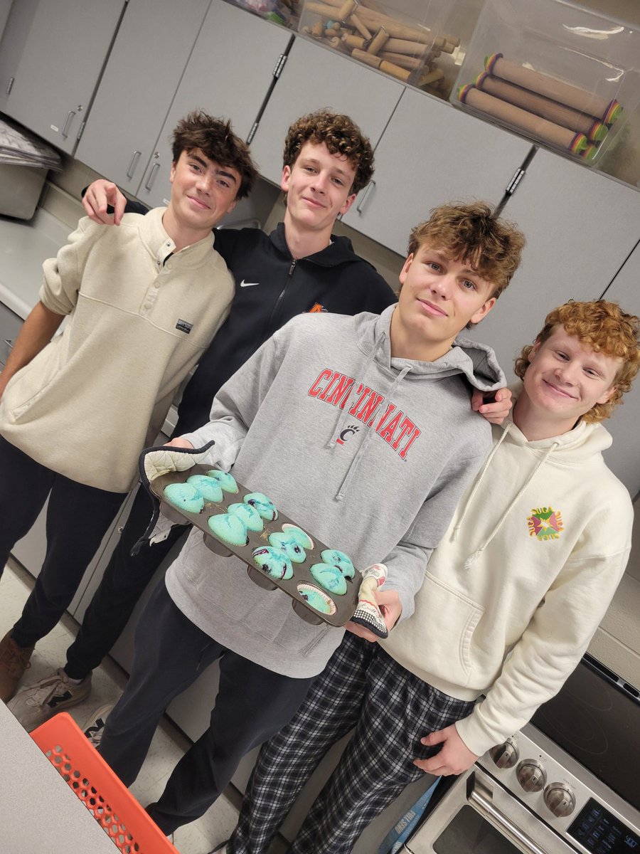Anderson_FCS's tweet photo. Swipe to see how one group took BLUEberry muffins to the next level. #MuffinWeek #CookingClass #BlueMouths #AHSisFamily https://t.co/PT4GKIMJwV