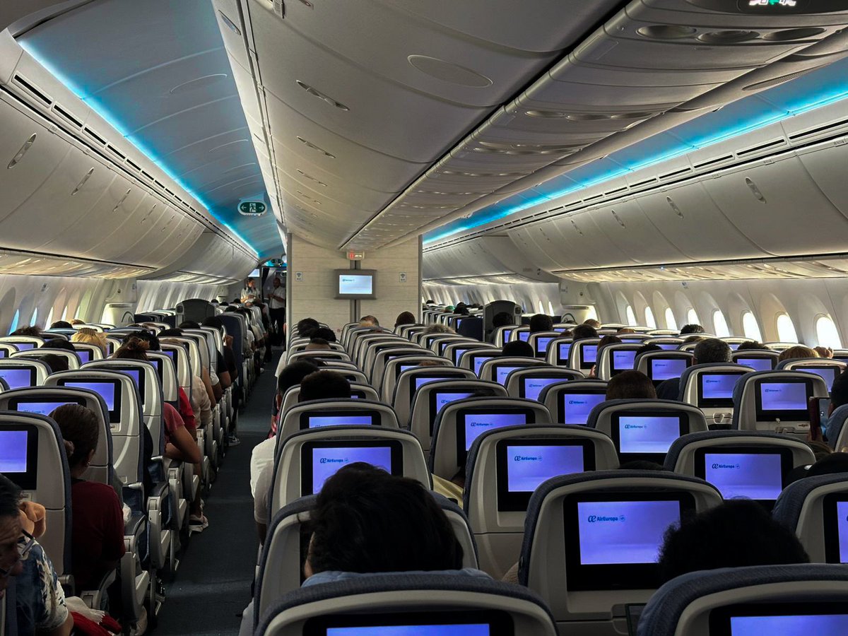 ✈️ Con la iluminación del avión de <a href="/AirEuropa/">Air Europa</a> celebramos la llegada de Disfam a Bolivia en el vuelo de Santa Cruz a Madrid en el Día Internacional de la Dislexia. Air Europa que es la primera compañía aérea que realiza cambios sin penalización a quienes tienen Pasaporte DEA 🩵
