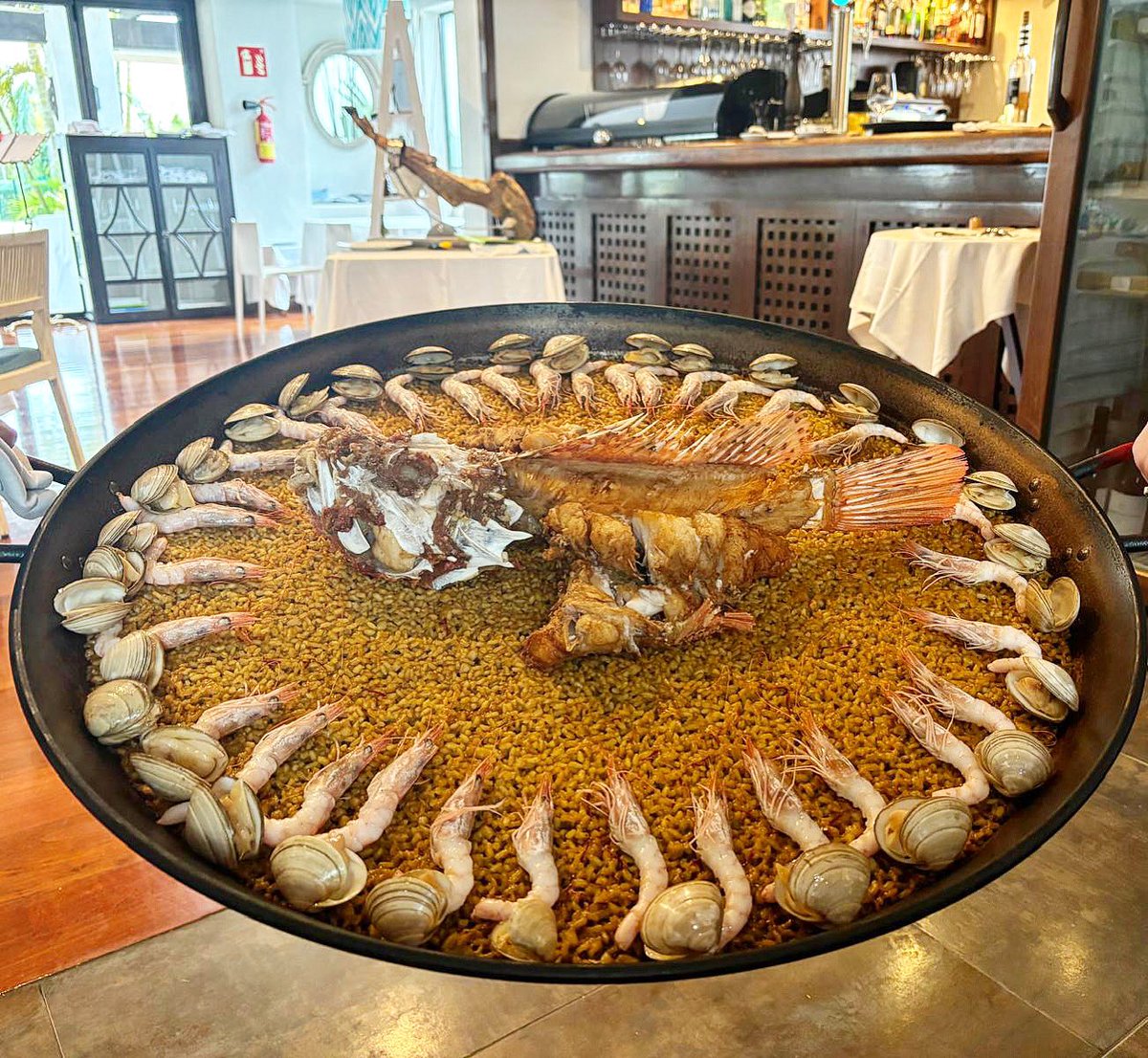 MisterEspeto's tweet photo. Arroz de gallineta, gamba blanca y almejas. Paella para 12 que hubiese alimentado a 20. Buen fondo, profundo sin excesos, arroz suelto, producto en su punto. Cuando Manolo Marín se remanga la chaquetilla ya sabemos que estamos en buenas manos.Un maestro. (El Campanario, Estepona) https://t.co/RAsnDFLXt0