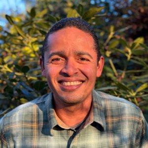 Há mais de uma década o biólogo Leandro Maracahipes estuda como as árvores no limite entre a Amazônia e Cerrado se comportam diante do fogo e de secas severas. Num Brasil em que a agropecuária avança sobre a floresta, entender mecanismos de vulnerabilidade e recuperação é