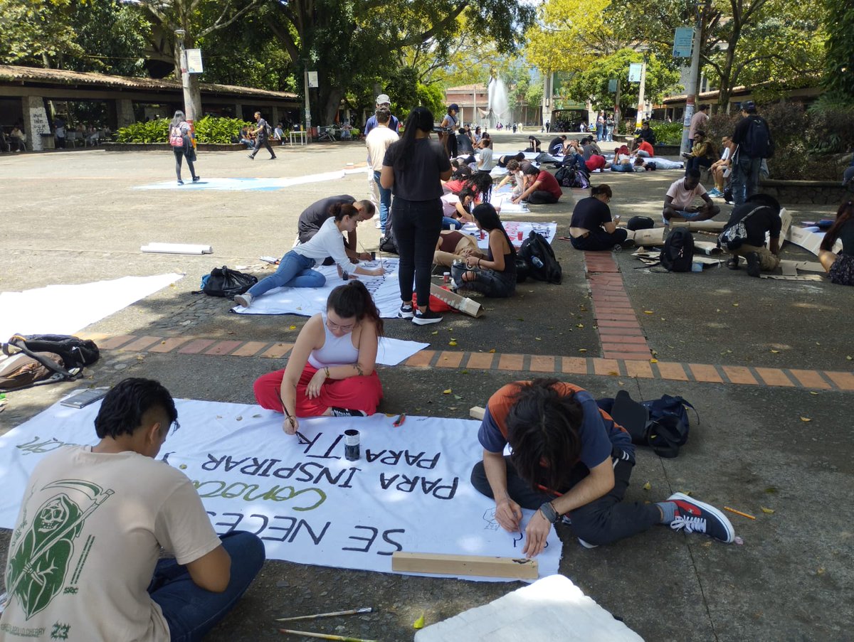 CaracolMedellin's tweet photo. #Atención l A esta hora se desarrolla la toma cultural de estudiantes de la UdeA, en la cual prepara la marcha por la educación pública de mañana. En el evento invitaron de manera oficial al alcalde de Medellín y al gobernador de Antioquia a la próxima asamblea el 22 de octubre. https://t.co/AOrtpXylcO