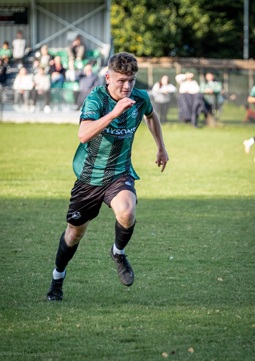 AndoverNSfc's tweet image. 1️⃣0️⃣0️⃣ ⚽️

Ryan GRIFFITHS celebrated a fine individual and team performance last night, which also marked his 100th non-league appearance across step 4, 5 and 6 
Incredible achievement for the promising 18 year old forward 👏 💯

@Racingclubvip @WessexLeague @GerwynGriffiths…