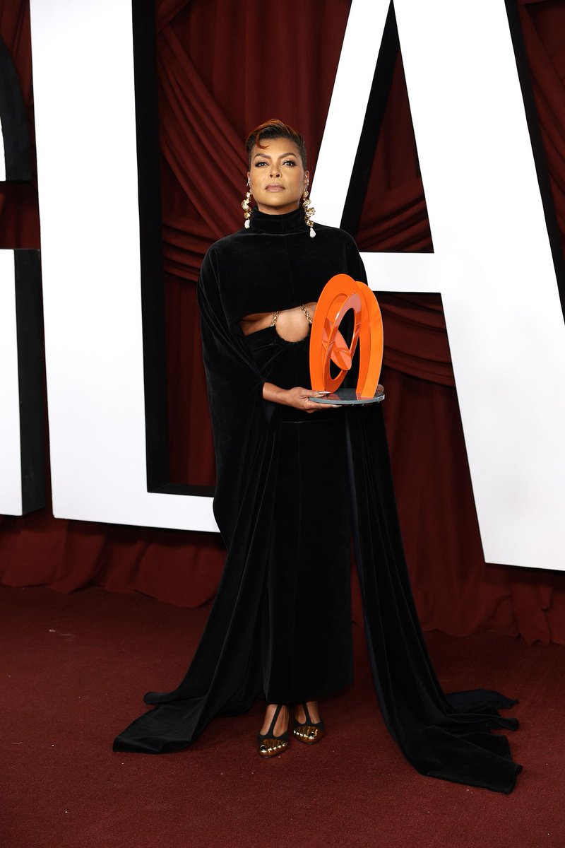 TPHensonDaily's tweet photo. 📸 Photos of @tarajiphenson attending the Glamour Women of the Year awards last night have been added to our gallery.

🔗 https://t.co/XlVYApc3j7 https://t.co/bO1okHTjYG