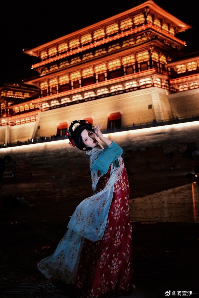 AmazingHanfu's tweet photo. With the arrival of the season called #Hanlu, "cold dew" in Chinese, a blogger, dressed in a parallel-collared #Hanfu shirt, chest high skirt and shawl, visited Yingtian Gate in Luoyang, in China's Henan Province. https://t.co/TsJOjyPNOm