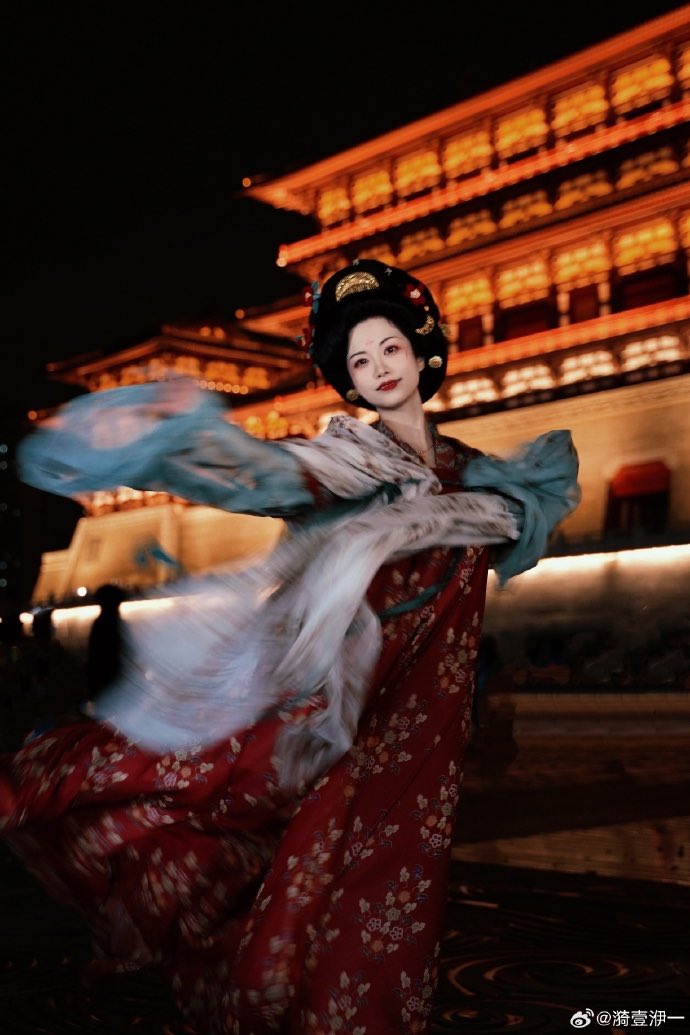 AmazingHanfu's tweet photo. With the arrival of the season called #Hanlu, "cold dew" in Chinese, a blogger, dressed in a parallel-collared #Hanfu shirt, chest high skirt and shawl, visited Yingtian Gate in Luoyang, in China's Henan Province. https://t.co/TsJOjyPNOm