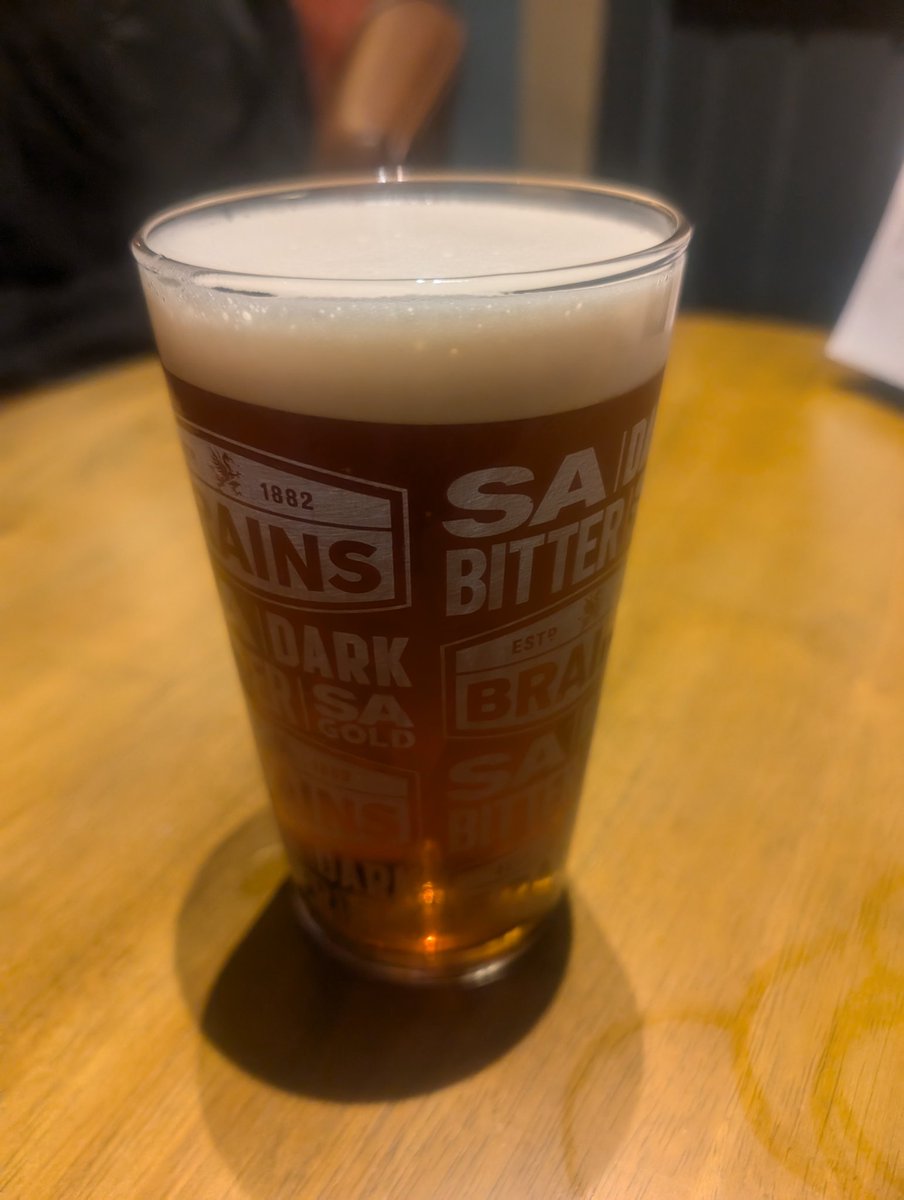 PubsCymru's tweet image. Nesaf #SkullAttack gan @brainsbrewery draw yn @LambFlagInn ger #YFenni 
Peint da arall 
Bwyd yn edrych yn dda hefyd!
Wrth fy modd gyda'r papur wal 👍