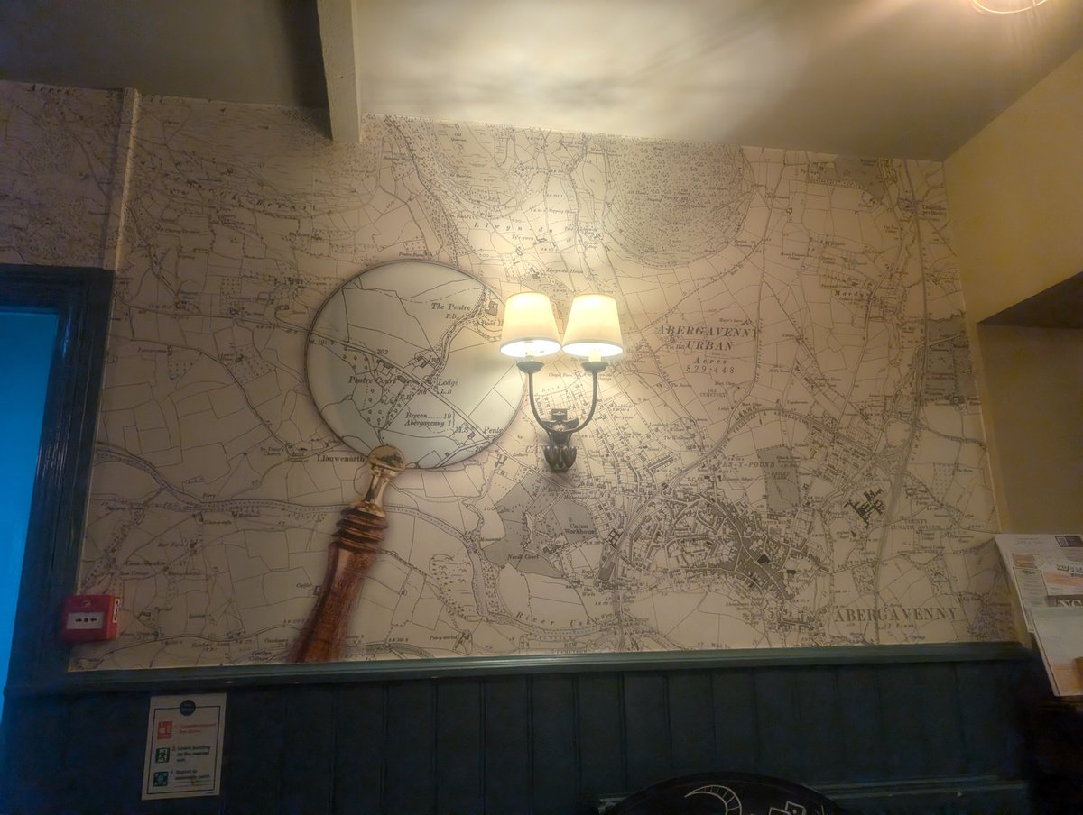 PubsCymru's tweet image. Nesaf #SkullAttack gan @brainsbrewery draw yn @LambFlagInn ger #YFenni 
Peint da arall 
Bwyd yn edrych yn dda hefyd!
Wrth fy modd gyda'r papur wal 👍