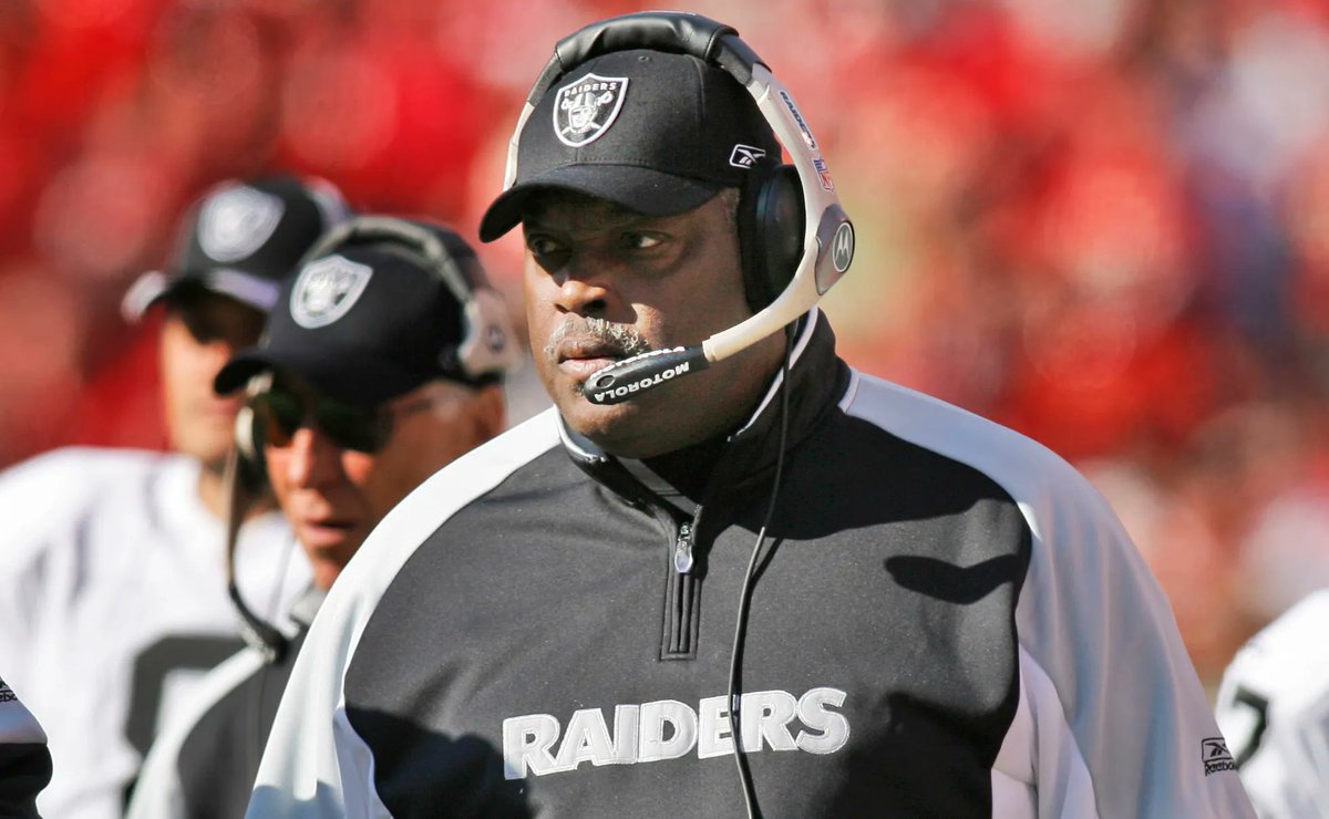 luismideportes's tweet image. (9 de octubre) #EnUnDíaComoHoy pero de 1989, #ArtShell se convierte oficialmente en el primer head coah de raza negra en la #NFL, al aparecer al frente de los #Raiders de Los Ángeles. Ese día, los Raiders vencieron 14-7 a los Jets de Nueva York.
luismiguelguerrero.com/2018/10/09/9-d…