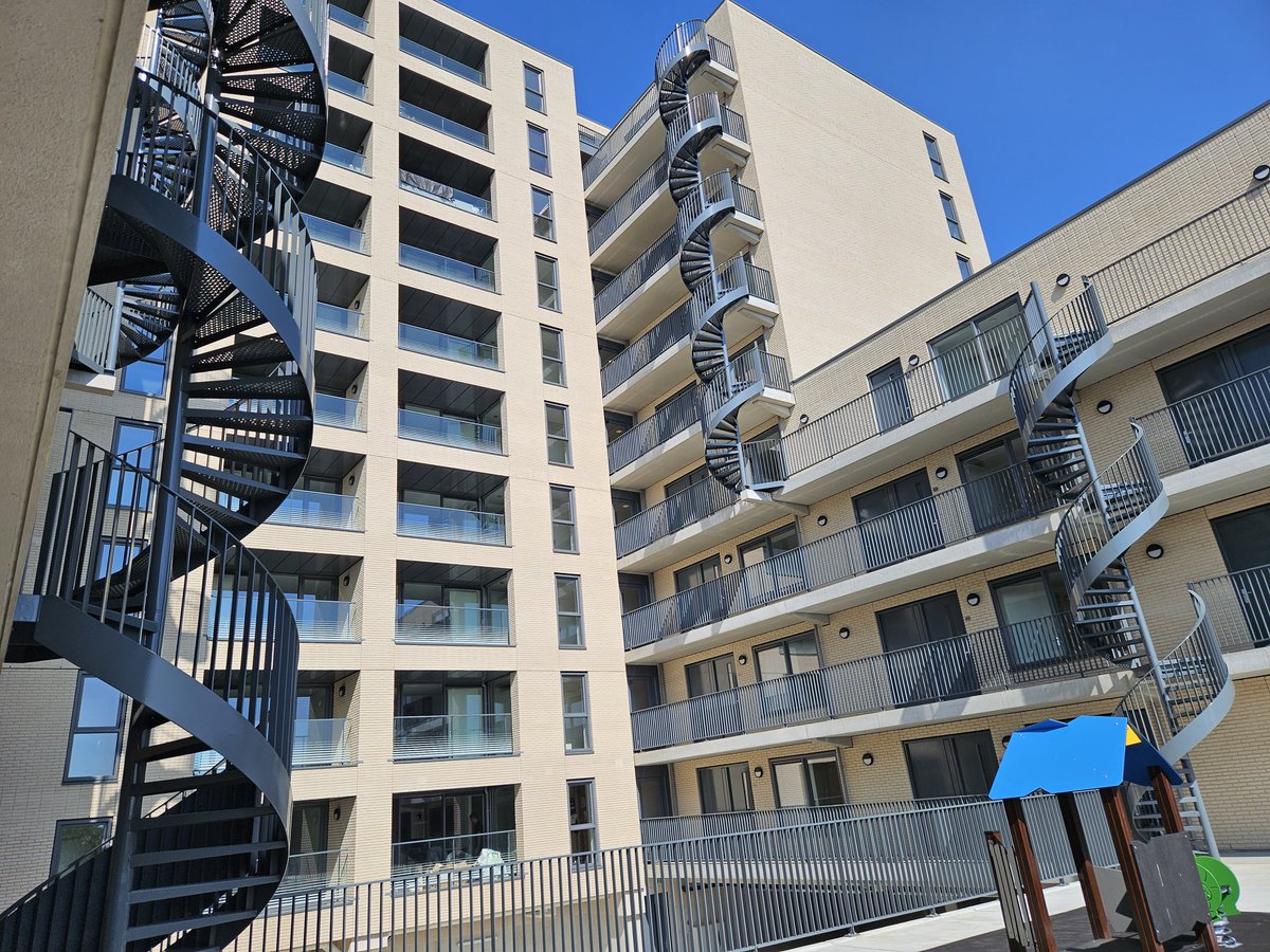 Deze week is het mooie project Amulet van <a href="/Ovast/">Ovast</a> geheel in gebruik genomen, huurwoningen, koopwoningen en ook de commerciële ruimten.
Met dank aan het uitvoeringsteam van <a href="/KwakkenbosBV/">Kwakkenbos BV</a>