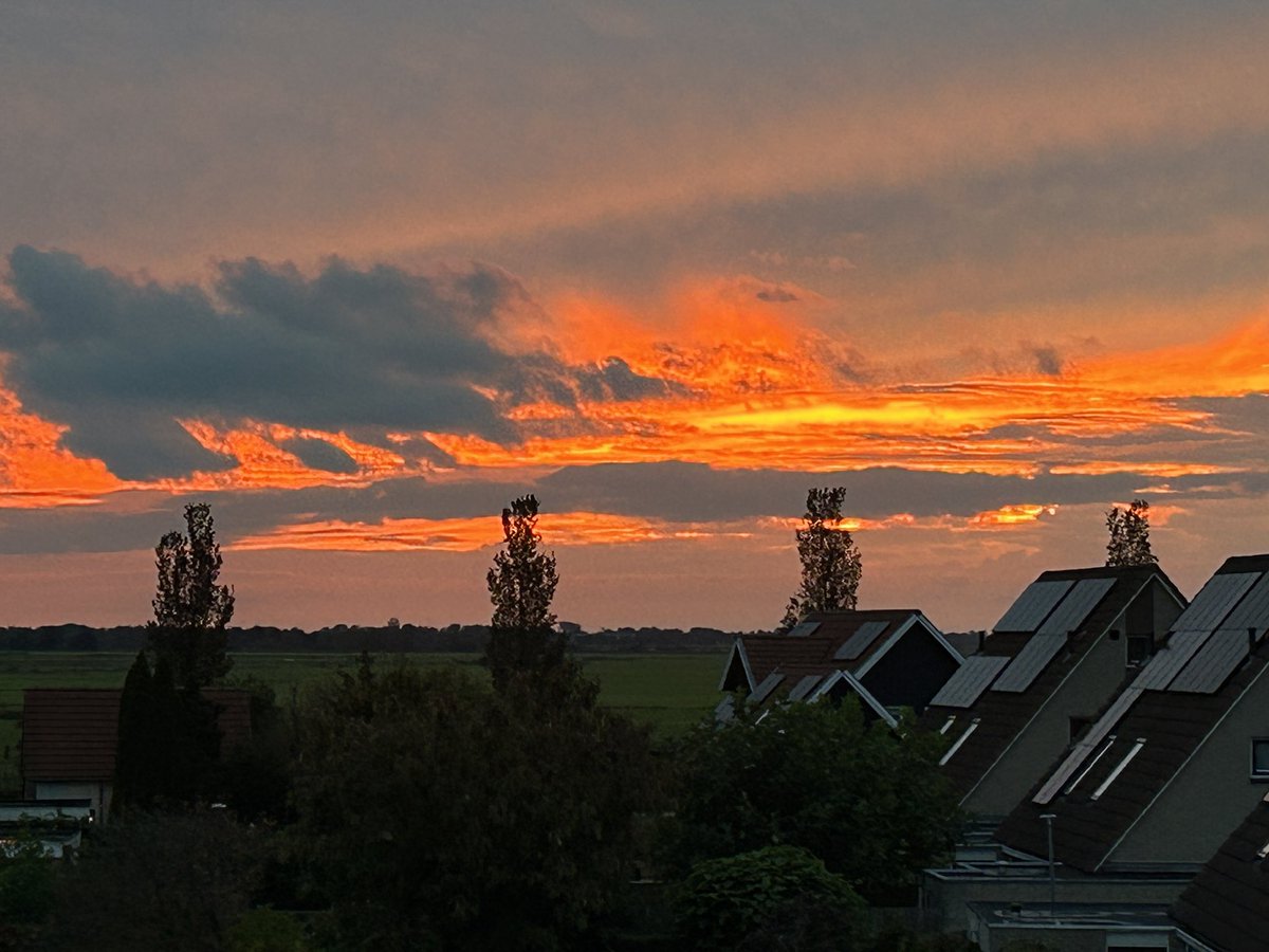 Harsta's tweet photo. Oranje avondrood in Zuidhorn. @janvissersweer https://t.co/1mLofKhfuh