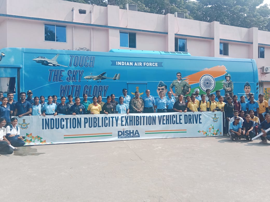 AryaJena8's tweet photo. AF INDUCTION PUBLICITY EXHIBITION CAMPAIGN.
Today a team from the Air Force visited EBSB-1 &amp; experienced the Camp by interactive session with Cdts.Cdts also experienced Air Simulator &amp; got a glimpse of SSB through presentation. 
@hirakudwarrior
@utkalpride https://t.co/sL7nRDZCch