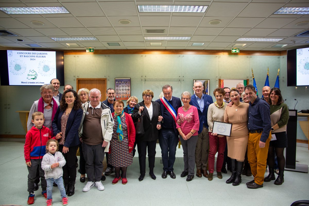 Belle remise des prix du Concours des jardins et balcons fleuris ce soir, à l'Hôtel de Ville 🏆🌸 Bravo à tous les participants pour leur contribution à l'embellissement de notre ville à la campagne, salués par notre Maire, <a href="/JMFourgous/">Jean-Michel FOURGOUS</a>, et les élus du Conseil Municipal ! 👏