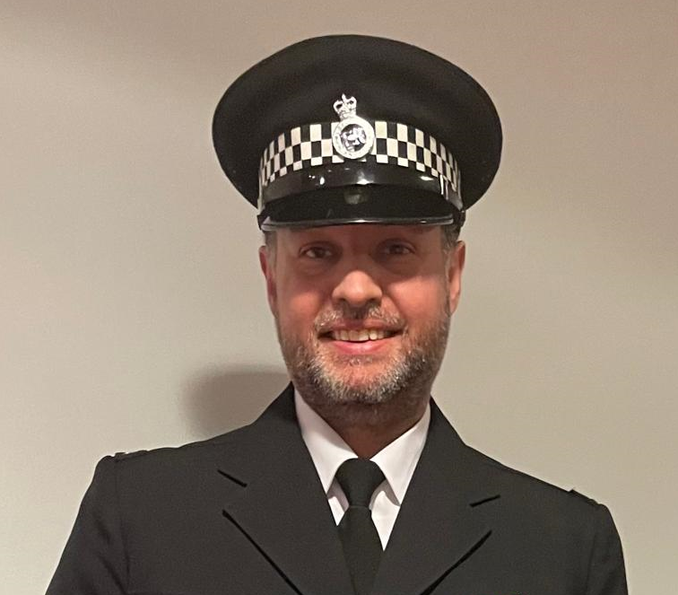 MerseyPolice's tweet image. Sergeant Alex Clare from our response team helped save the life of a man who fell into the #RiverMersey ❤️ 

Sgt Clare was on duty when he responded to a call from a member of the public, who could see a man in the water near the #PierHead. 

Full story &amp;gt; orlo.uk/IO7ff