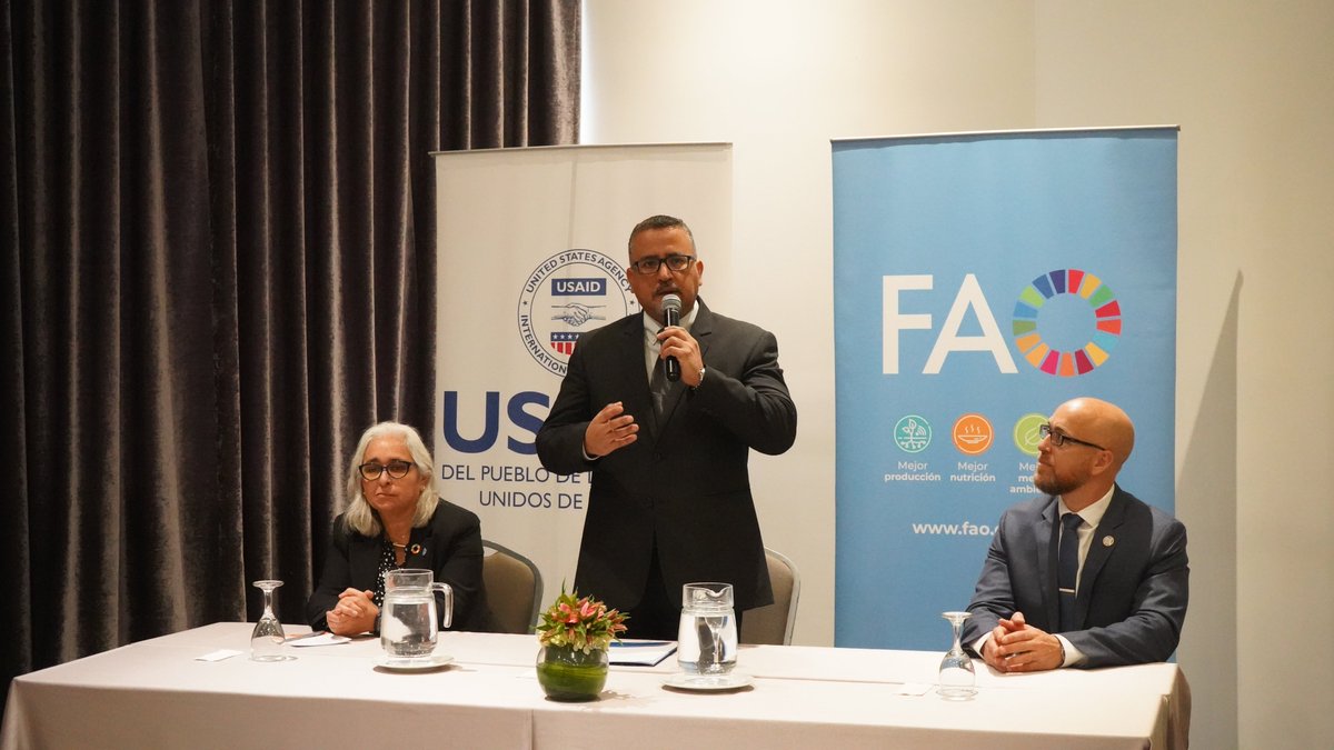 FAOPERU's tweet photo. “Desde el @Minsa_Peru tenemos la firme convicción que esta Herramienta de la @FAO es el único camino para ordenar el trabajo que desarrollamos y cerrar brechas en el tema de la salud pública y el bienestar de la población” Ricardo Peña, Viceministro de Salud Pública.
#OneHealth https://t.co/PWokewYU4u