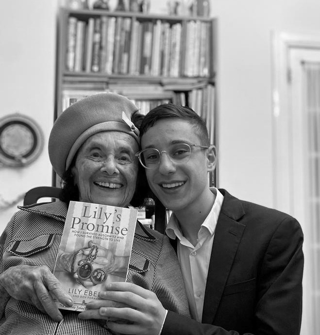 Nationalfonds der Republik Österreich (@nationalfonds) on Twitter photo Lily Ebert ist 100-jährig in London verstorben. Das gab ihr Urenkel <a href="/DovForman/">Dov Forman</a> heute bekannt. 2022 wurde die Holocaust-Überlebende im <a href="/oeparl/">Parlament Österreich</a> für ihr Engagement gegen Antisemitismus und für Aufklärung über d. Holocaust mit dem Simon-Wiesenthal-Preis ausgezeichnet. #neverforget Lily Ebert ist 100-jährig in London verstorben. Das gab ihr Urenkel <a href="/DovForman/">Dov Forman</a> heute bekannt. 2022 wurde die Holocaust-Überlebende im <a href="/oeparl/">Parlament Österreich</a> für ihr Engagement gegen Antisemitismus und für Aufklärung über d. Holocaust mit dem Simon-Wiesenthal-Preis ausgezeichnet. #neverforget