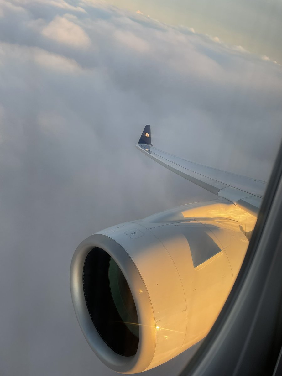 Merci <a href="/airfrance/">Air France</a> <a href="/flyingblue/">Flying Blue</a> de m’avoir offert quelques minutes de douceur entre Paris et Londres à travers et au-dessus de Kirk. 
Le confort à bord ne cesse de s’améliorer même au cœur de la tempête, j’espère que le footprint progresse aussi vite !