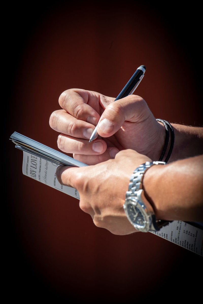 Imorgon öppnar vi portarna till Solvalla Criterium Sale. Visningen håller till på Solvallas Stallbacke mellan 10-17.

Regnponchos, paraplyer, mössor och buffar finns till de första besökarna om regnet håller i sig 🌧️☔️

Auktion fredag med start 16:00.