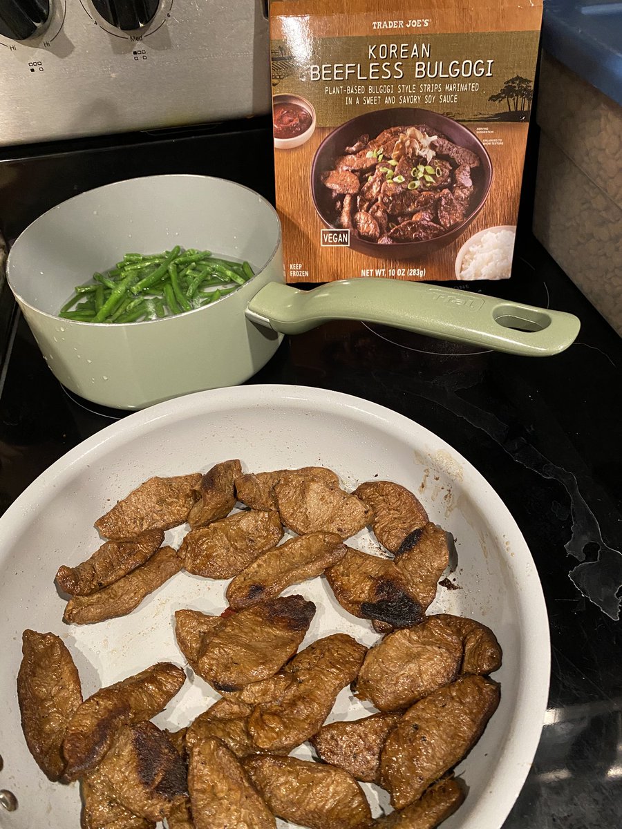 LindsayCrossFL's tweet photo. Cooper and I evacuated a few counties north. Hereโs todayโs #milton #hurricaneprep:
- Cooking food & making coffee
- Writing out directions that avoid bridges & coastal areas
- Charging devices, prepping battery-powered radios and lights
- Writing thank you notes
#cooperandcross https://t.co/e0HdxaJtuY